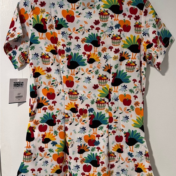 NEW with tags scrub top - Picture 2 of 4